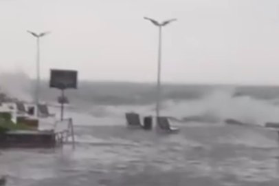 Bursa'da fırtına sahili vurdu! Mudanya'da deniz karayla birleşti, kaldırım taşları yerinden söküldü