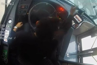 Bursa'da otobüs şoförüyle tartıştı, kapı camını yumrukla kırdı! O anlar kamerada