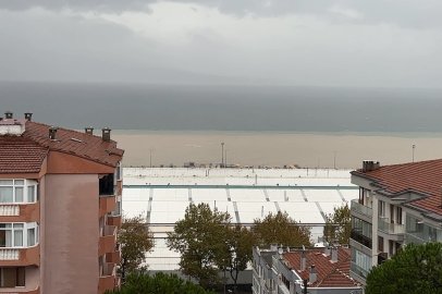 Bursa'da sağanak sonrası şaşırtan görüntü! Mudanya'da denizin rengi kahverengiye döndü