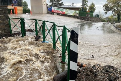 Bursa'da sağanak tarihi Cumalıkızık'ı vurdu! Dere taştı, köprü sular altında kaldı