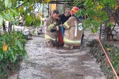 Bursa'da sel sularının ortasında can pazarı! Mahsur kalan 3 kişi kurtarıldı