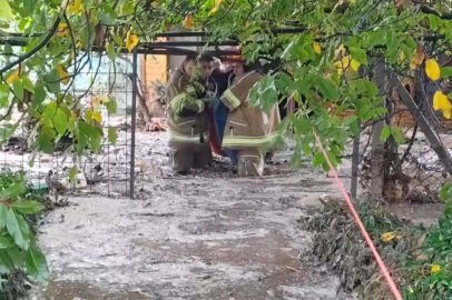 Bursa'da sel sularının ortasında can pazarı! Mahsur kalan 3 kişi kurtarıldı