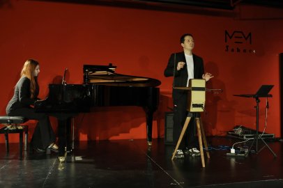Bursa'da sıra dışı konser! Dokunmadan çalınan enstrüman izleyenleri büyüledi