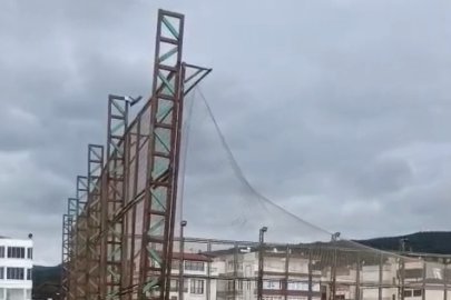 Bursa'da fırtına halı sahayı yerle bir etti! Direkler yıkılıp parçalandı