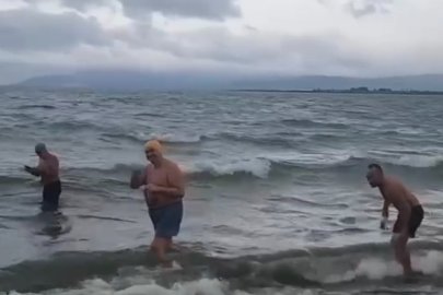 Bursa'da soğuk ve fırtınaya aldırmadılar! İznik Gölü'nde dalgalar arasında yüzdüler