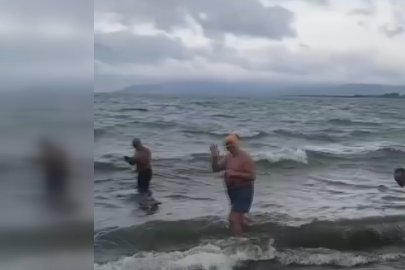 Bursa'da soğuk ve fırtınaya aldırmadılar! İznik Gölü'nde dalgalar arasında yüzdüler