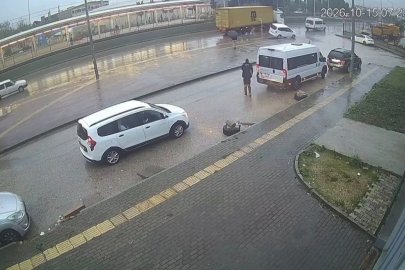 Bursa'da tırın dorsesi hafif ticari araca çarptı! Kaza anı kamerada