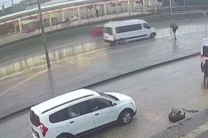 Bursa'da tırın dorsesi hafif ticari araca çarptı! Kaza anı kamerada