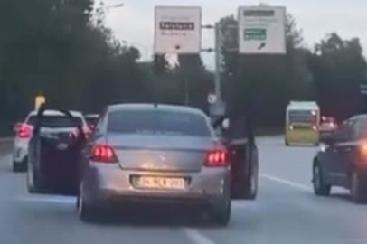 Bursa'da trafikte akılalmaz görüntüler! Seyir halindeyken otomobilin kapılarını açtılar