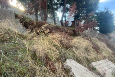 Bursa'da yağış sonrası istinat duvarı çöktü! Mudanya yolunda tehlike