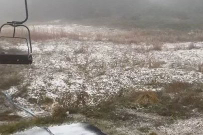 Uludağ'a sezonun ilk karı yağdı! Beyaza bürünen zirvede kış heyecanı başladı