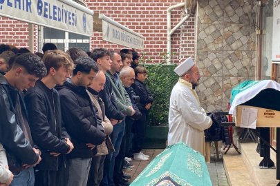 Bursa'da bıçaklı kavgada hayatını kaybeden 18 yaşındaki Emre Acar son yolculuğuna uğurlandı