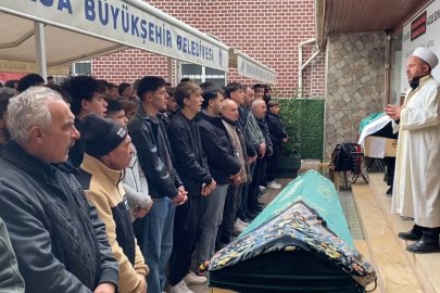 Bursa'da bıçaklı kavgada hayatını kaybeden 18 yaşındaki Emre Acar son yolculuğuna uğurlandı