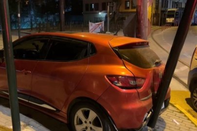 Bursa'da alkollü sürücü polisten kaçarken trafik lambasına çarptı! 420 bin lira ceza kesildi