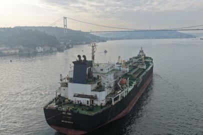 Dron saldırısında hasar gören dev tanker İstanbul Boğazı'ndan geçti! Boğaz trafiği geçici olarak durduruldu
