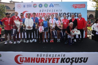 Bursa'da Cumhuriyet coşkusu sokaklara taştı! 4 bin kişi aynı hedef için koştu