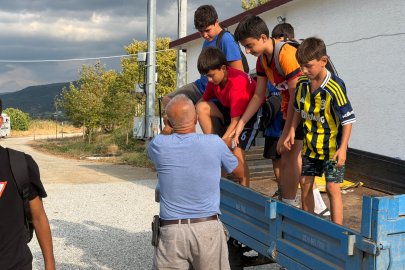 Bursa'da 71 yaşındaki gönüllü antrenörden örnek davranış! Çocukları traktörle antrenmana taşıyor