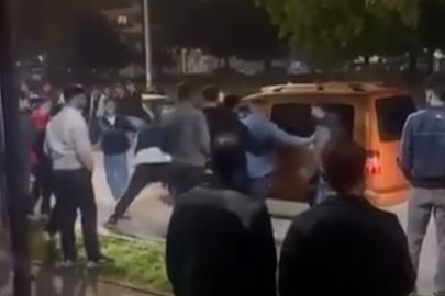 Bursa'da parkta gençler birbirine girdi! Yumruklu kavga kamerada