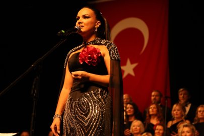 Nilüfer'de Cumhuriyet coşkusu sanatla buluştu! Türk Sanat Müziği Korosu'ndan özel konser
