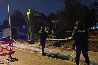 İstanbul Bayrampaşa’da yol çöktü: Toprak altında kalan 1 işçi hayatını kaybetti
