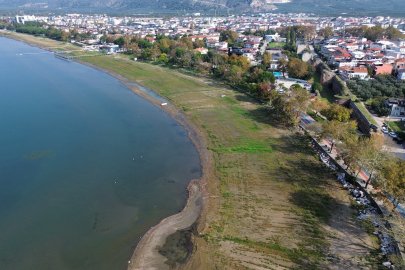 İznik Gölü'nde büyük gizem! Dereler taştı, barajlar doldu ama göl neden çekiliyor?