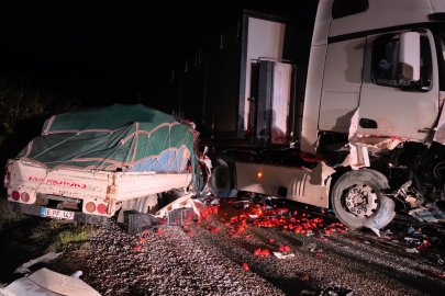 Tır ile kamyonet kafa kafaya çarpıştı: 2 ağır yaralı