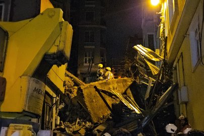 İstanbul Beyoğlu'nda 5 katlı bina çöktü! Enkaz altında arama çalışması başlatıldı