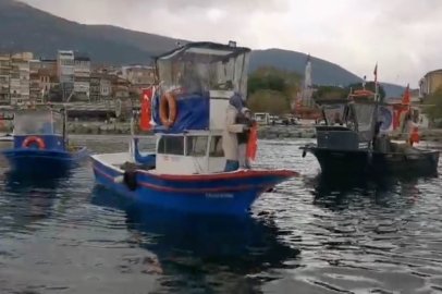 Bursa'da Cumhuriyet coşkusu denize taşındı! Gemlik Körfezi Türk bayraklarıyla donatıldı