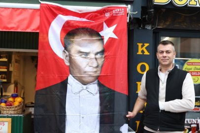 Bursa'da Cumhuriyet coşkusu sokaklara taştı! On binlerce Atatürk posteri dağıtıldı