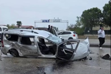 Bursa'da yağmur kazayı beraberinde getirdi! 5 araç birbirine girdi, 5 kişi yaralandı