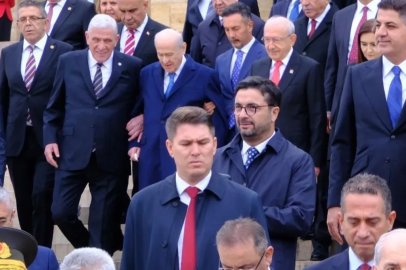 Devlet Bahçeli ile Müsavat Dervişoğlu Anıtkabir'de kol kola yürüdü! İYİ Partili Erhan Usta'dan tepki geldi